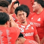 ７日の東京ベイ戦で優勝を決め、仲間と喜ぶ中嶋大希（中央）＝東京・ＭＵＦＧスタジアム（撮影・丸山桃奈）