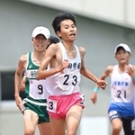 強豪校の選手たちを抑え、陸上男子５０００メートルで優勝した三田学園の福岡雄馬（２３）＝５月３１日、神戸市須磨区、ユニバー記念競技場（撮影・大田将之）