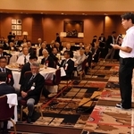 神戸高校ラグビー部創部１００周年記念式典で、ＯＢらを前にあいさつする後藤聡志主将（右）＝神戸市中央区、神戸ポートピアホテル