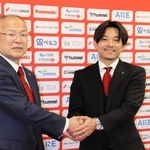 ＩＮＡＣ神戸の金子文雄会長（左）と握手を交わす阿部浩之新社長＝神戸市東灘区