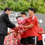リーグワンの優勝報告会で、神戸市の久元喜造市長（前列左）らから花束を受け取る李承信（同右）ら神戸の選手たち＝神戸市中央区、東遊園地