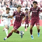 鹿島とのプレーオフラウンド第１戦で３得点を挙げた神戸の大迫（中央）。今季も武藤（右）や酒井らとチームを引っ張った＝５月３０日、ノエビアスタジアム神戸