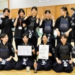 県高校総体の剣道女子団体で、初の近畿進出を決めた仁川の選手ら＝５日、県立武道館