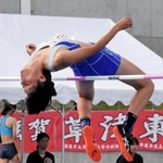 女子走り高跳び決勝　１メートル６８をクリアする明石清水の石井美優