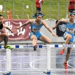 女子４００メートル障害決勝　優勝した姫路女学院の吉見若菜（中央）