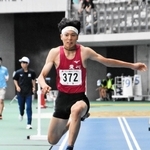 男子三段跳び決勝　優勝した滝川の板野結希＝滋賀県彦根市、平和堂ＨＡＴＯスタジアム