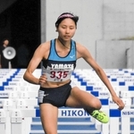 女子１００メートル障害決勝　優勝した神戸山手グローバルの二階堂咲＝滋賀県彦根市、平和堂ＨＡＴＯスタジアム