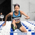 女子１００メートル障害決勝　優勝した神戸山手グローバルの二階堂咲＝滋賀県彦根市、平和堂ＨＡＴＯスタジアム