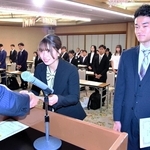 スーパーアスリートの指定証を授与される長森遥南（中央）と蔵敷慎人（右）＝神戸市中央区、楠公会館