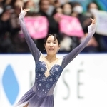 最後の全日本選手権で、ファンの大歓声に応える三原舞依さん＝２０２５年１２月、東京・国立代々木競技場