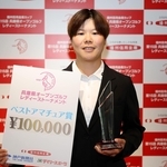 優勝トロフィーとベストアマチュア賞の賞金ボードを手に笑顔の橋本美月（撮影・坂部計介）