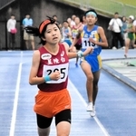 女子共通１５００メートル決勝　優勝した星陵台の森貞帆加