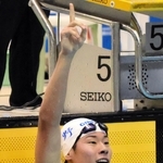 競泳男子２００メートル自由形を制し、人さし指を突き上げる龍野の上川馨平