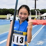 女子共通棒高跳びを大会新記録で制した園田の浜田ひなた