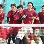ソフトテニス男子団体決勝　優勝を果たして喜ぶ市尼崎の選手ら（撮影・斎藤雅志）
