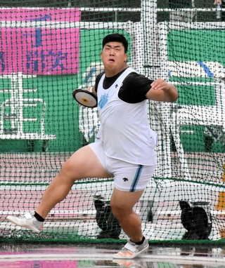 男子円盤投げ決勝　優勝した筑波大の山口翔輝夜