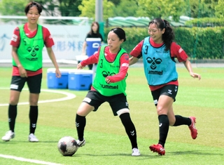 リーグ連覇に向けて練習に汗を流すＩＮＡＣ神戸の選手たち＝神戸市東灘区、神戸レディースフットボールセンター
