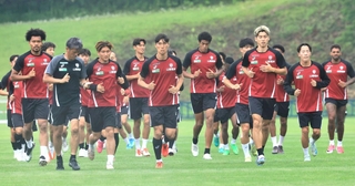 キャンプ初日、ランニングする選手たち＝１２日午後、札幌市の白旗山競技場（撮影・鈴木雅之）