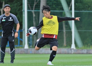 札幌キャンプ初日、シュート練習する新加入の渡辺（右）＝１２日午後、札幌市の白旗山競技場（撮影・鈴木雅之）