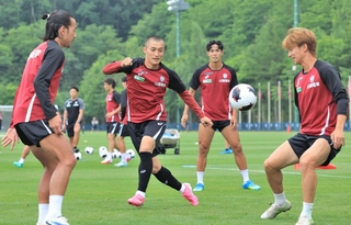 キャンプ初日、パス回しで体を動かす選手たち＝１２日午後、札幌市の白旗山競技場（撮影・鈴木雅之）