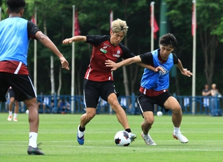 紅白戦でプレーする大迫（中央）＝１３日午前、札幌市に白旗山競技場（撮影・鈴木雅之）