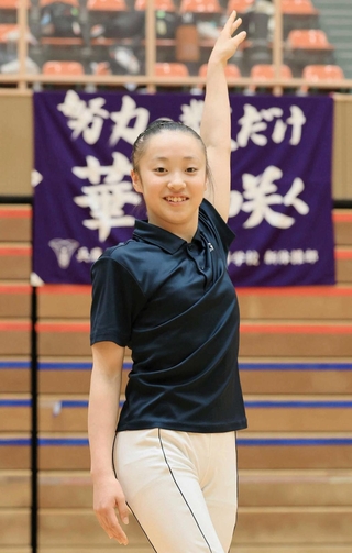 新体操女子個人で優勝した兵庫大須磨ノ浦の大野楓葵＝西宮市、ライフパートナーアリーナ（撮影・鈴木雅之）