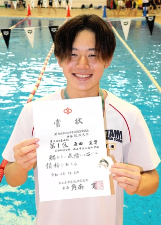 競泳男子５０メートル自由形で県中学新をマークし、喜びをかみしめる二見の原田夏響