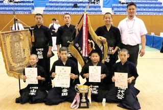 朝日との接戦を制し優勝した、たつの剣道連盟のメンバー＝兵庫県立武道館