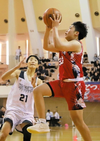バスケットボール男子決勝・報徳-望海　終了間際にダメ押しのシュートを決める望海の木村（手前）＝加古川市のＳＨＯＷＡグループ総合体育館
