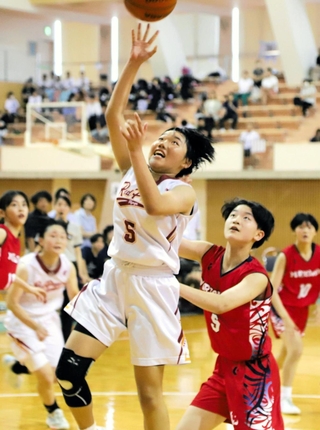 バスケットボール女子決勝・鹿島-百合　ゴール下でシュートを放つ鹿島の山崎（５）＝加古川市ＳＨＯＷＡグループ総合体育館