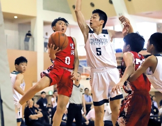 バスケットボール男子決勝・報徳-望海　ディフェンスをかわしてシュートを放つ望海の下村（０）＝加古川市のＳＨＯＷＡグループ総合体育館