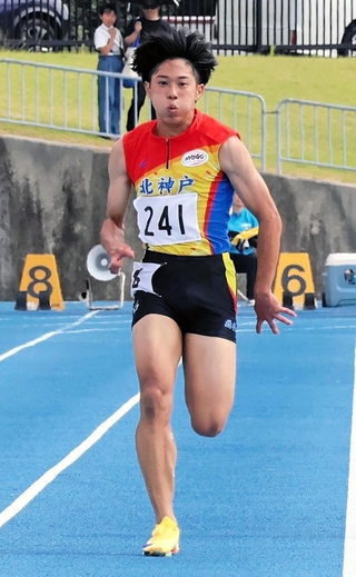 陸上男子３年１００メートル決勝　大会新記録で優勝した北神戸の西田侑生＝加古川市ＳＨＯＷＡグループ陸上競技場