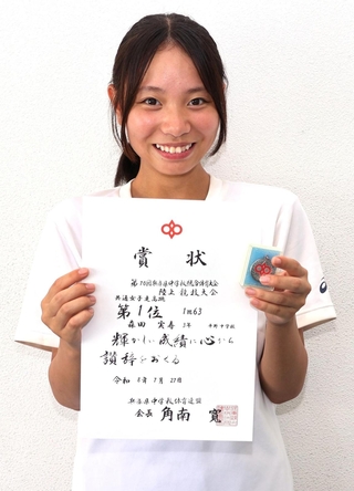 陸上女子走り高跳びを１メートル６３で優勝した平野の森田実寿＝加古川市ＳＨＯＷＡグループ陸上競技場