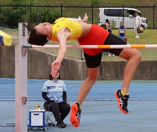 陸上女子走り高跳び決勝　１メートル６３で優勝した平野の森田実寿＝加古川市ＳＨＯＷＡグループ陸上競技場