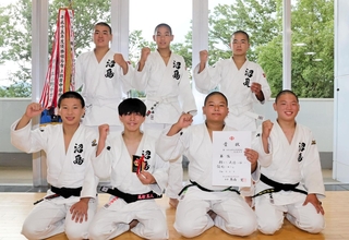 柔道男子団体で初優勝した沼島の選手たち＝兵庫県立武道館
