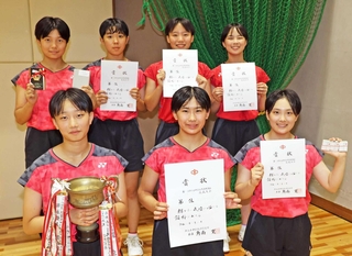 バドミントン女子団体で連覇した園田学園の選手たち＝神戸市立中央体育館