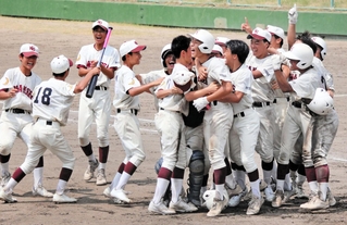 軟式野球決勝・関学－加古川中部　関学の清水が優勝を決めるサヨナラ打を放ち、ともに喜びを爆発させるナイン＝洲本市市民交流センター野球場