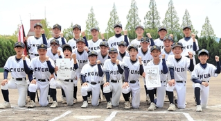 軟式野球で準優勝した加古川中部の選手たち＝洲本市市民交流センター野球場
