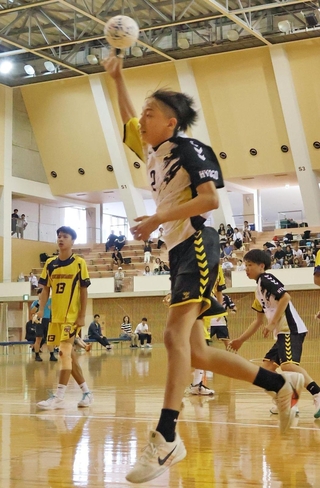 ハンドボール男子決勝・ＨＴＴ-魚住東　シュートを放つＨＴＴの主将、山下（中央）＝加古川市ＳＨＯＷＡグループ総合体育館
