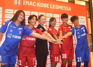 ＩＮＡＣ神戸の新体制発表会見に出席した宮本ともみ監督（左から３人目）と新加入の選手たち＝神戸市中央区、ベルクラシック神戸
