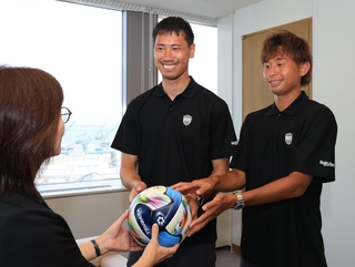 神戸新聞社を訪れ、西海恵都子常務にサインボールを手渡すＪ１神戸の前川黛也（中）と郷家友太（右）＝神戸市中央区（撮影・丸山桃奈）
