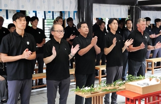 特別大会に続くタイトル獲得を祈願するＪ１神戸の山川（前列左端）、スキッベ監督（同右端）ら＝神戸市兵庫区、和田神社