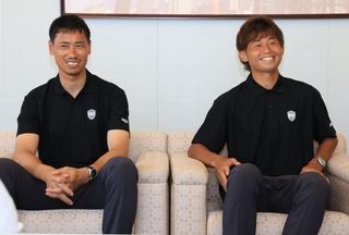 意気込みを語るＪ１神戸の前川黛也（左）と郷家友太＝３０日午後、神戸新聞社（撮影・丸山桃奈）