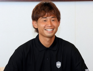抱負を語るＪ１神戸の郷家友太＝３０日午後、神戸新聞社（撮影・丸山桃奈）
