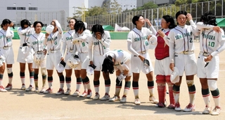 ソフトボールの女子準決勝で敗れ、観客にあいさつ後に涙する兵庫大須磨ノ浦の選手たち＝大阪市此花区、セレッソスポーツパーク舞洲