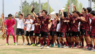 サッカーで５年ぶりの栄冠をつかみ、喜ぶ三田学園の中村主将（中央）、ＧＫ西岡（左端）、高馬（８）ら＝三木総合防災公園