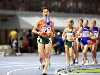女子5000メートル競歩　２位に入った市西宮の逢坂ひかり（中央）＝滋賀県、平和堂ＨＡＴＯスタジアム（撮影・丸山桃奈）