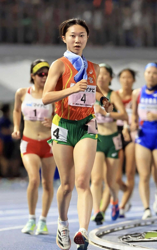 陸上女子５０００メートル競歩　２位に入った市西宮の逢坂ひかり（中央）＝滋賀県、平和堂ＨＡＴＯスタジアム（撮影・丸山桃奈）