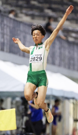 男子走り幅跳び決勝　７メートル52センチで２位に入った鳴尾の河旺佑＝滋賀県、平和堂ＨＡＴＯスタジアム（撮影・丸山桃奈）
