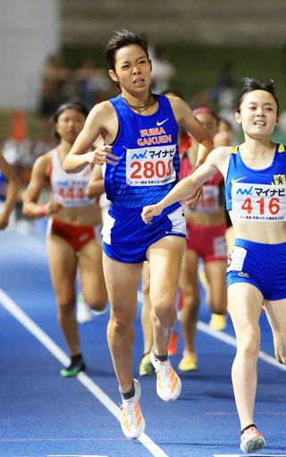 女子1500メートル　３位に入った須磨学園の東はる（中央）＝滋賀県、平和堂ＨＡＴＯスタジアム（撮影・丸山桃奈）